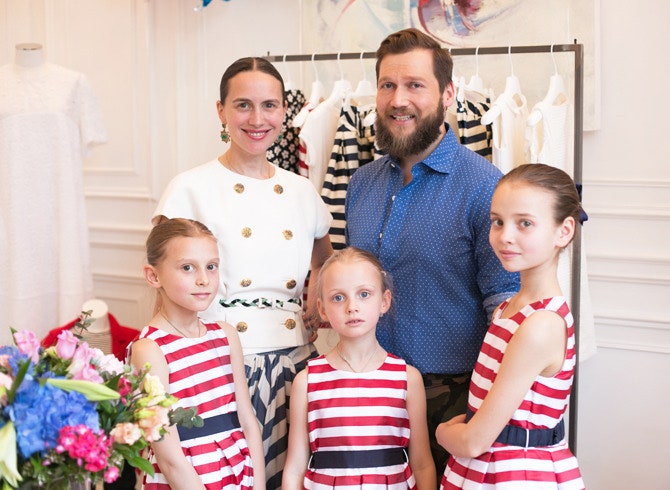 Ольга Томпсон с дочерьми и Петр Аксенов