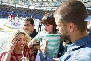Шакира с сыном Миланом и Жерар Пике.