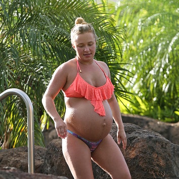 Беременная Хайден Панеттьери в отпуске на Гавайях