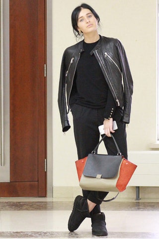 На Дарье Андроновой  куртка Maison Martin Margiela пуловер Zara брюки Paul Smith сапоги Ugg сумка Celine серьги HM.
