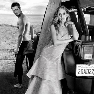 Секс на пляже: Дилан Пенн в объективе фотографа Tatler