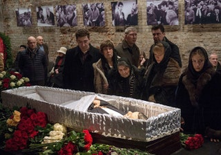 Две Дины Немцовы — мама политика и его дочь — у гроба.