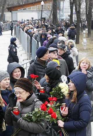 Проститься с Немцовым пришли тысячи людей.