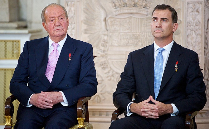Бывший король Испании Хуан Карлос I со своим законным сыном Фелипе