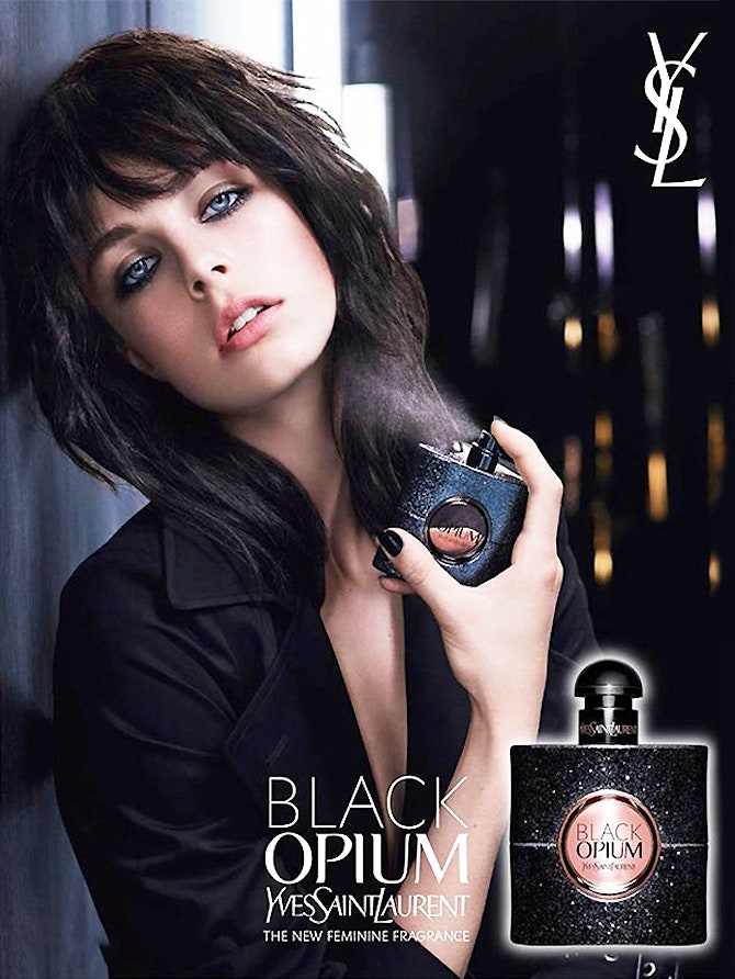 Эди Кэмпбелл на рекламном фото аромата Black Opium от Yves Saint Laurent