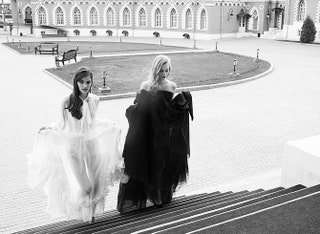 Модели в платьях Ester Abner на ступенях Петровского путевого дворца.