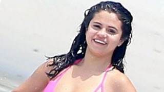Селена Гомес на пляже в Мексике фото певицы в розовом бикини