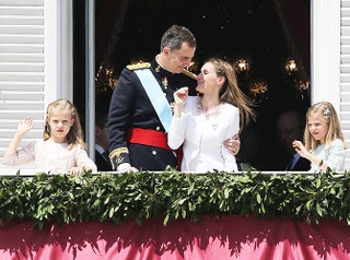 Король Испании Фелипе VI с семьей на балконе Королевского дворца в Мадриде.