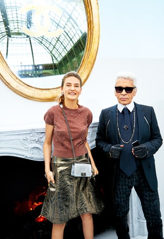 Анна Табакова и Карл Лагерфельд после показа Chanel Haute Couture осеньзима 20142015.