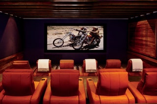 Джордж Клуни частенько приглашает друзей в домашний кинотеатр — посмотреть фильм или спортивные соревнования.