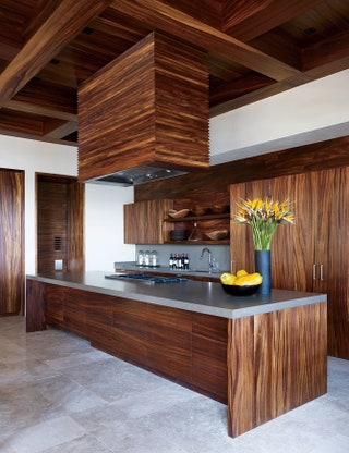 Кухня в доме Клуни отделана сплошь деревянными панелями.