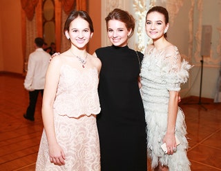 Монна Голдовская в Armani Prive Александра Маниович в Valentino и Анна Табакова в Chanel Haute Couture.