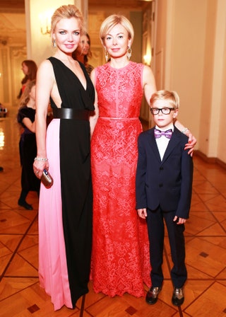 Анна Андронова в Vionnet и Елена Березкина с сыном.