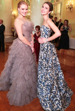 Мария Дунаевская в платье Yanina Couture и Антонина Грымова в платье Carolina Herrera.