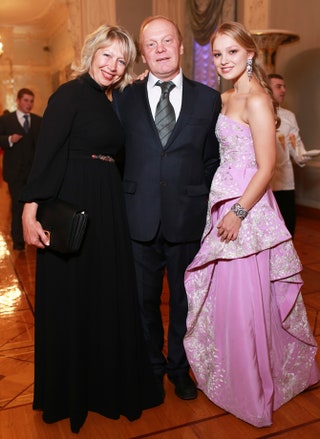 Кристина Кусакина в платье Oscar de la Renta с мамой Ларисой и папой Александром.