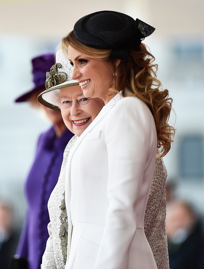 Королева Елизавета II и Анхелика Ривера на приветственном параде в Лондоне