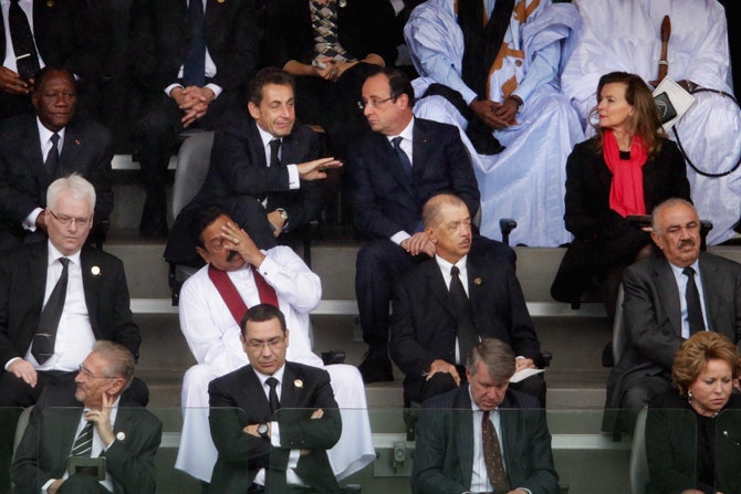 Николя Саркози Франсуа Олланд и Валери Триервейлер на церемонии памяти Нельсона Манделы в Йоханнесбурге