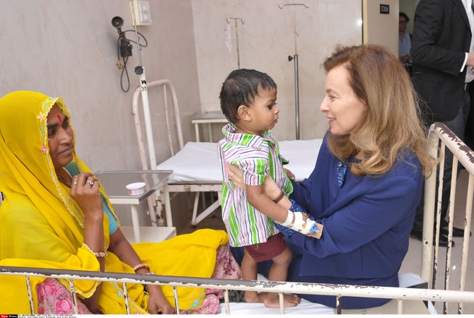 Валери Триервейлер во время посещения госпиталя в Мумбае