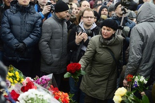 Днем 28 февраля тысячи людей принесли к месту убийства цветы и свечи.