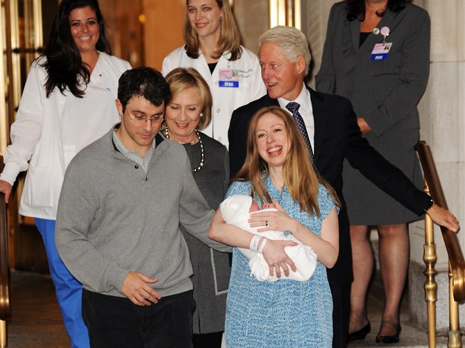 Марк Мезвински Челси Хиллари и Билл Клинтоны с новорожденной Шарлоттой