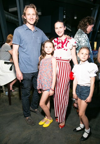 Чарльз и Ольга Томпсон с дочерьми.