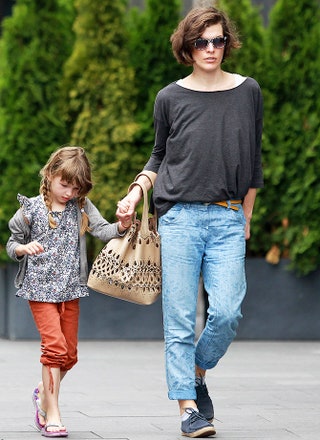 Милла Йовович на прогулке с дочерью Эвер.