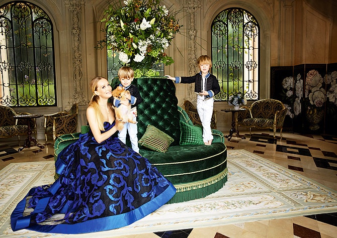 Наталья Давыдова с сыновьями Димой и Ваней и шпицем Пон­чиком в гостиной своего замка под Парижем