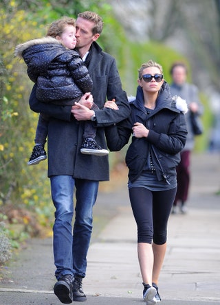 Питер Крауч и Эбби Клэнси на прогулке с дочерью.