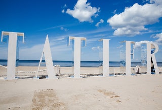 Светское открытие Legend.Beach в Юрмале прошло при поддержке Tatler. По этому случаю на песке «выросли» гигантские буквы...