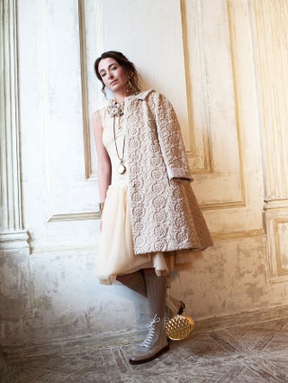 В летнем пальто N21 платье Simone Rocha украшениях Madame Reve и ботинках MM6.