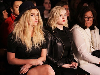 Kesha и Эбигейл Бреслин.