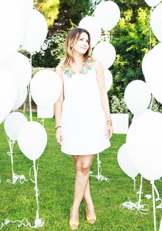 Виктория Сощенко организовавшая доставку  множества белых воздушных шаров .