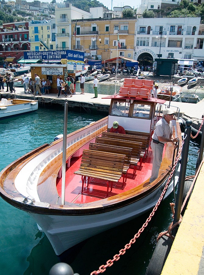 Лучший вариант отдыха на Капри — аренда лодки для морских прогулок