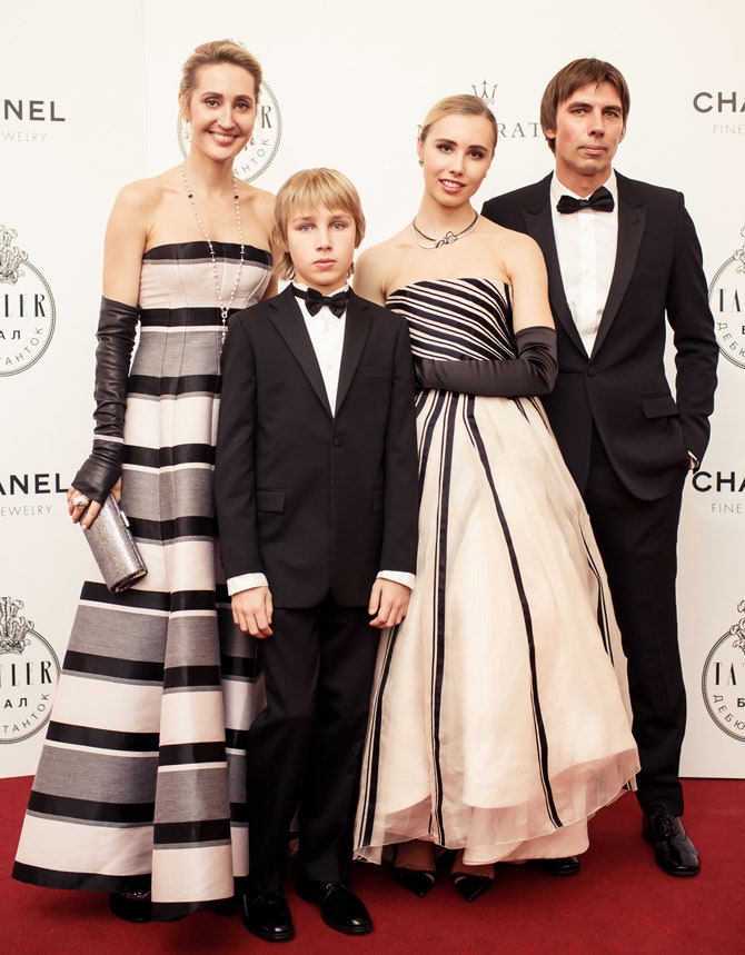 Оксана Бондаренко с мужем Владимиром Цыгановым дочерью Алиной и сыном Никитой на Балу дебютанток Tatler