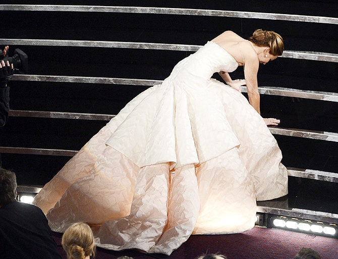 Поднимаясь на сцену за «Оскаром» Дженнифер оступилась и упала необъятный кринолин Christian Dior зрелищно растекся по...