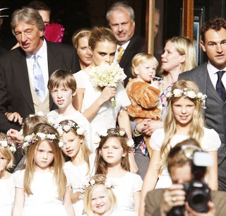 Кара Делевин и семнадцать маленьких подружек невесты.