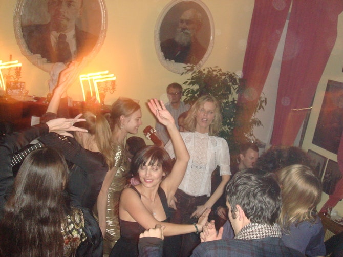 Певица Натали Имбрулья и топмодели Ева Херцигова и Наталья Водянова танцуют на домашней вечеринке у Жака