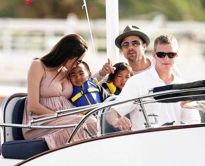 Анджелина Джоли Брэд Питт и их приемные дети мчатся на яхту к Полу Аллену пришвартованную в КапФерра