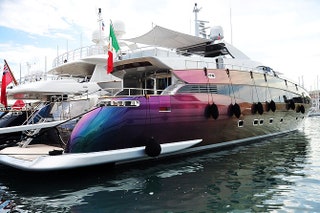Яхта Roberto Cavalli на солнце меняет цвет с зеленого на фиолетовый.