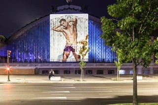 Снимки рекламной кампании уже появились на улицах крупнейших городов Мадрида...