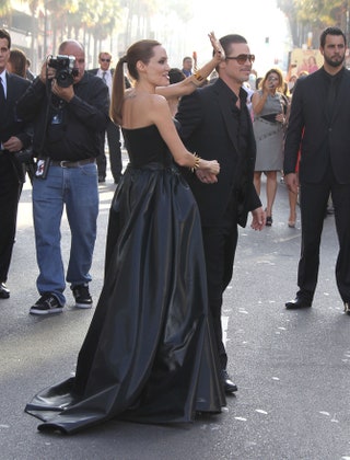 Анджелина Джоли в Versace и Брэд Питт в Gucci.