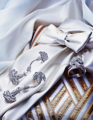 Серьги и кольцо Claveles из белого золота с бриллиантами.