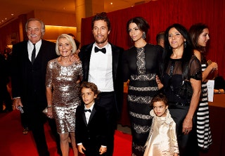 Мэттью МакКонахи и Камилла Альвес с родителями и детьми.