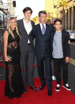 Пирс Броснан с сыновьями Диланом и Пэрисом и их подругой.