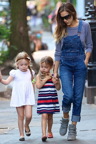 Сара Джессика Паркер  на прогулке с дочерьми.