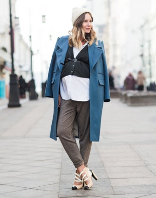 В пальто Ruban кардигане Alexander Wang рубашке Zara брюках COS босоножках Chanel и шапке Topshop.
