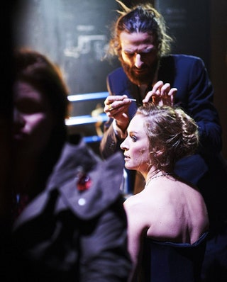 Над пучком Умы Турман парикмахер звезды колдовал добрых два часа. Но даже за пару минут до выхода актрисы на сцену BAFTA...