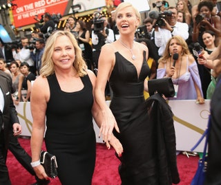 Шарлиз Терон с мамой на «Оскаре»2014.