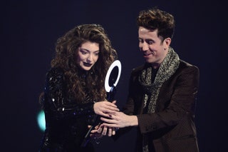 Lorde получает награду из рук Ника Гримшоу.