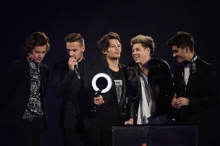 One Direction получают награду за лучшее видео.